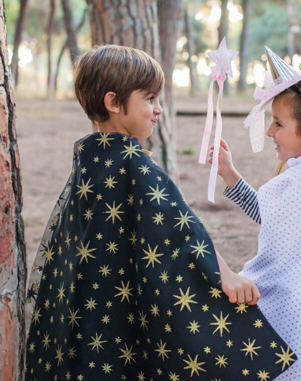 Capa negra con estrellas doradas