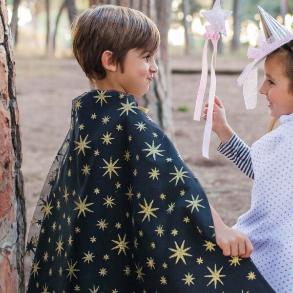 Capa negra con estrellas doradas