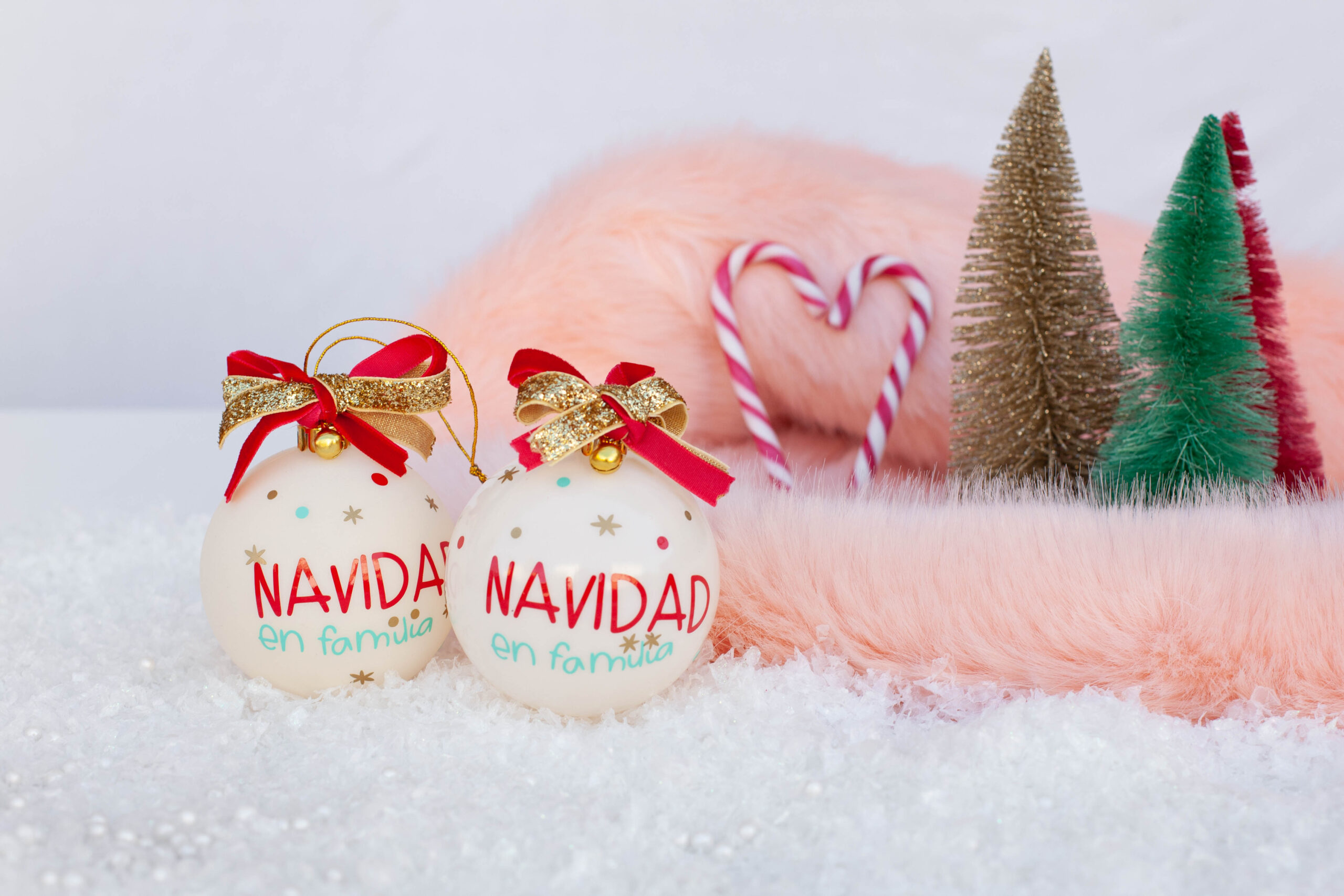Decora tu árbol de Navidad con preciosas bolas personalizadas para ti y tu familia.