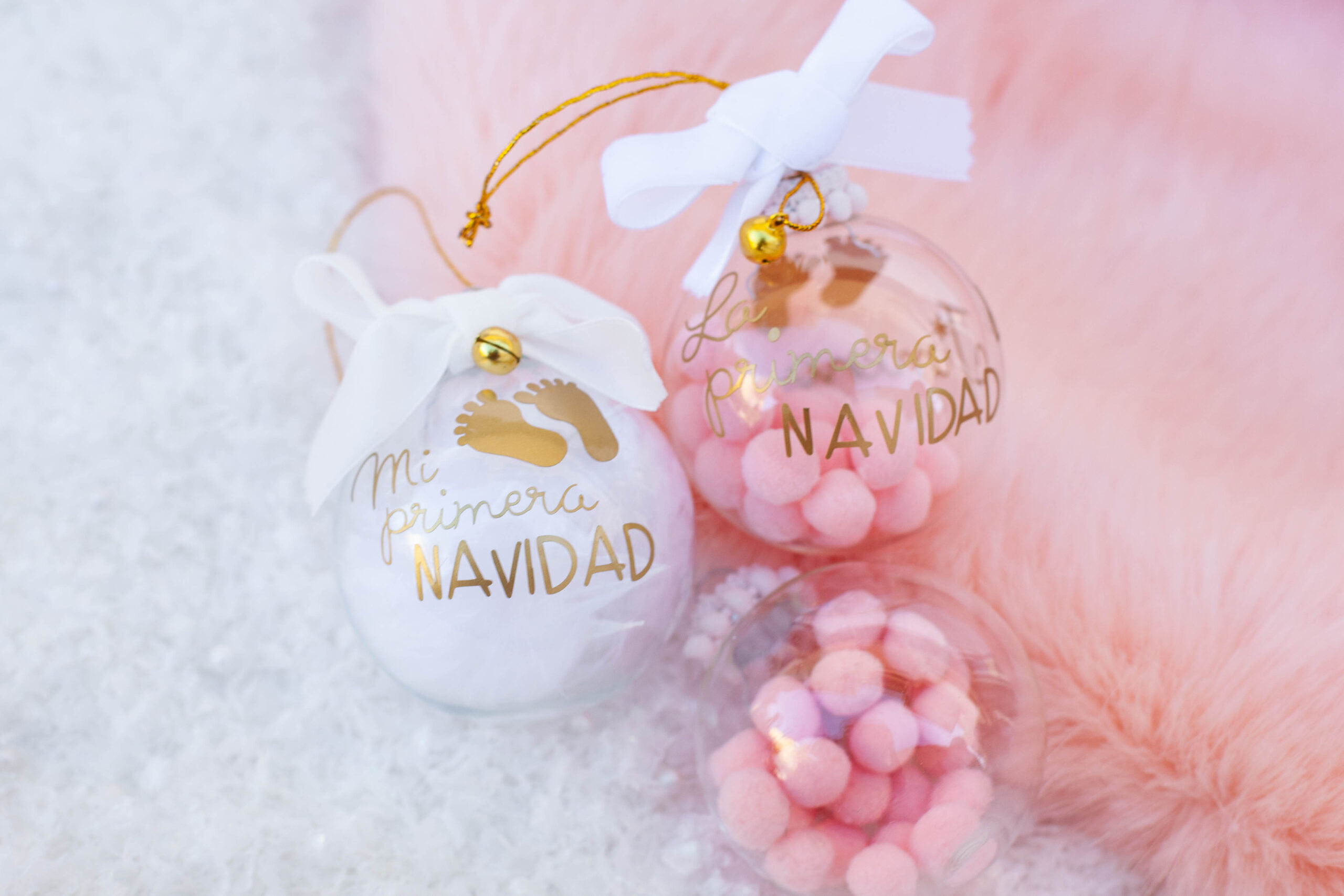 Recuerda la primera Navidad de tu bebé con estas preciosas bolas de Navidad personalizadas.