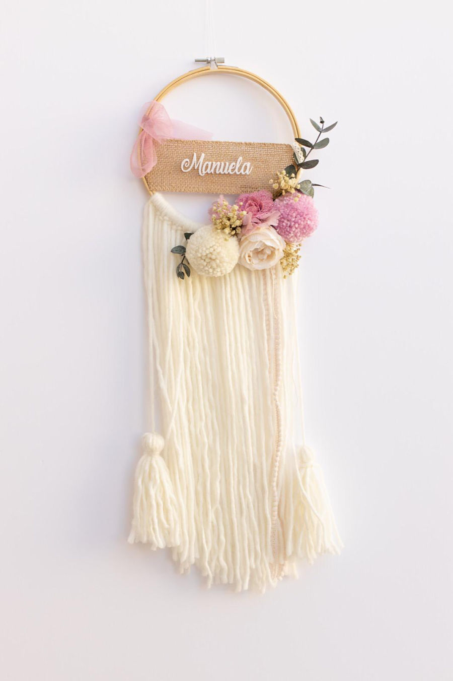 Atrapasueños personalizado y decorado con pompones de lana hechos a mano y flores preservadas para regalos de los profes.