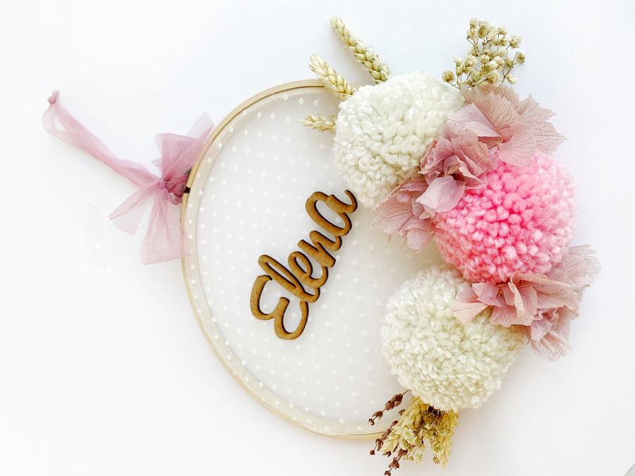 Bastidor personalizado y decorado a mano con pompones de lana y flores preservadas para regalar