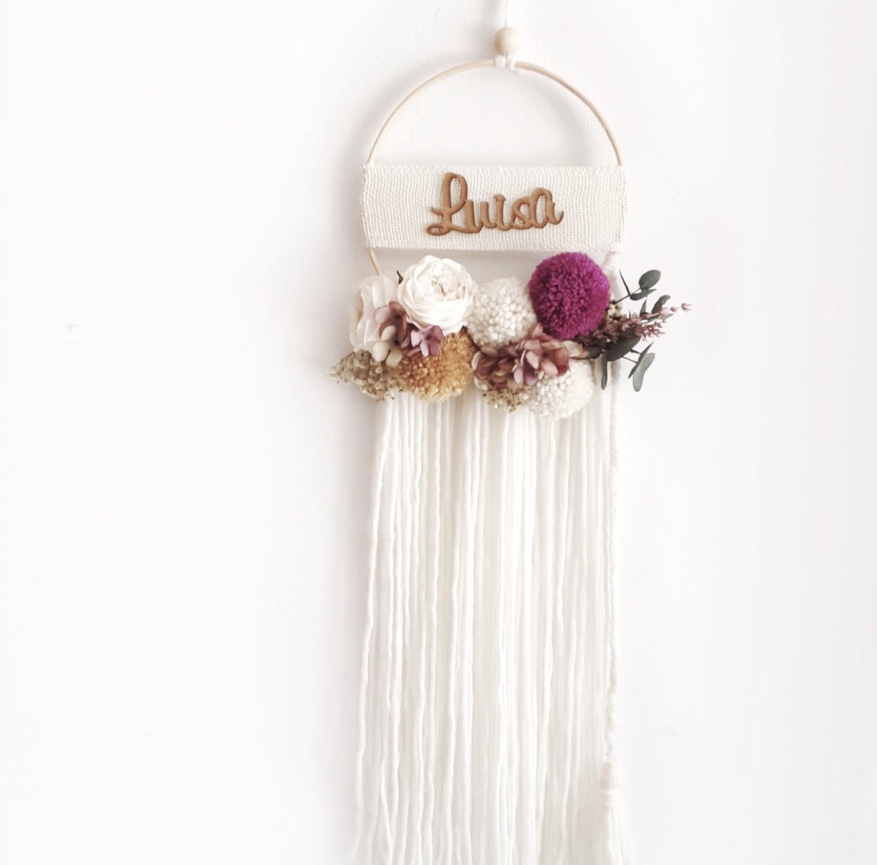 atrapasueños personalizados con flores preservadas, pompones de lana y nombre en madera para regalo de reyes, cumpleaños, comuniones, bautizos...